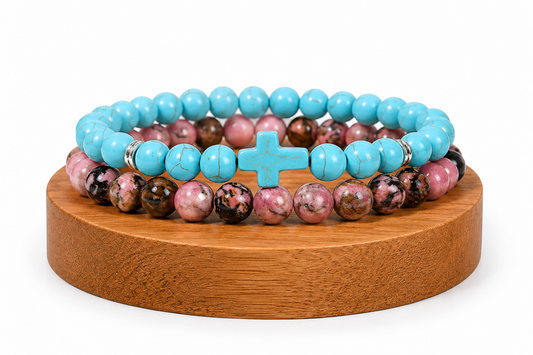 Coffret duo Turquenite, Howlite teintée azur, et Rhodonite naturelle, avec deux bracelets assortis.