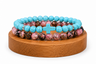 Coffret duo Turquenite, Howlite teintée azur, et Rhodonite naturelle, avec deux bracelets assortis.
