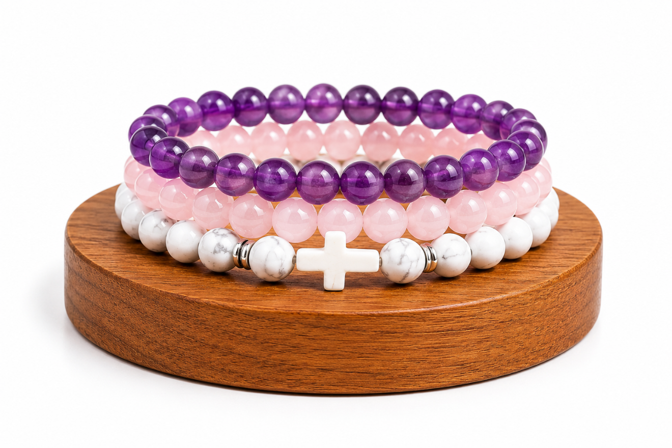 Coffret trio de bracelets Améthyste, Howlite et Quartz Rose, présenté comme idée cadeau avec trois bracelets assortis.