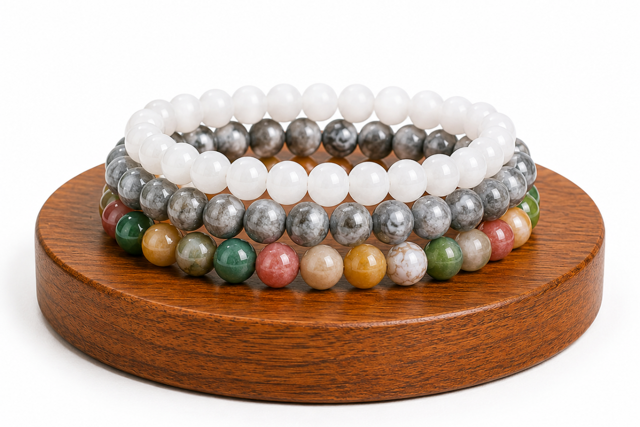 Coffret trio de bracelets Jade, Agate Indienne et Jaspe Picasso, présenté comme idée cadeau avec trois bracelets assortis.