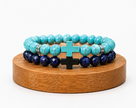 Coffret duo Sodalite naturelle et Turquenite, Howlite teintée azur, avec deux bracelets bleus assortis.
